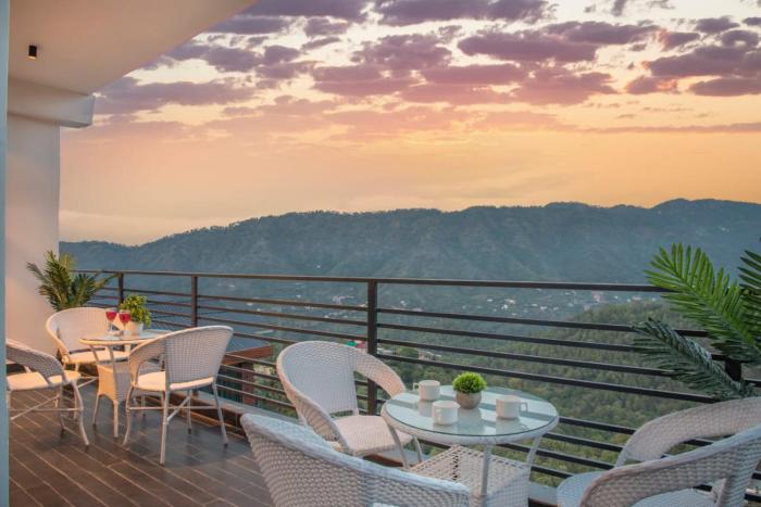 Host Jatin Lauxry pent house kasauli hill crest 7oI827o7o3
