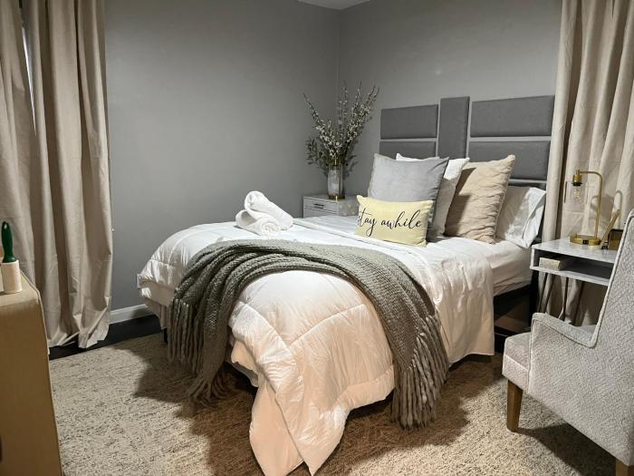 Cozy, 1st floor apartment 2bdrms Plus Semi Private room with Futon Pets with fee Family Friendly Close to Everything