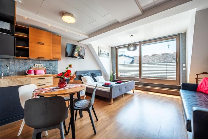 Sunny Stylish rooftop home private balcony shared jacuzzi MK2