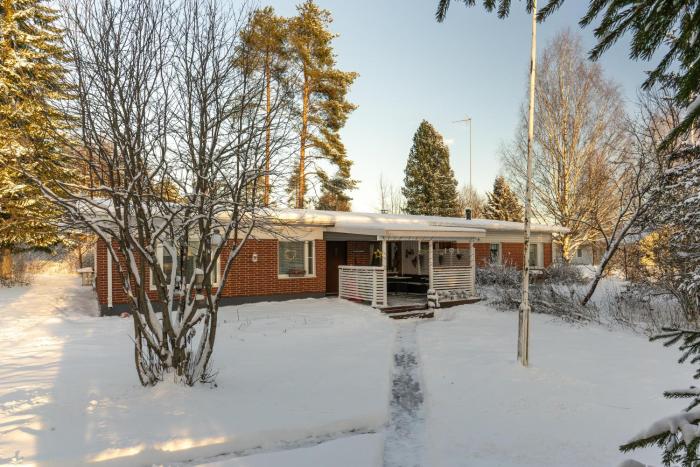 Rovaniemi Spacious Lapland Vacation Home with Private Sauna & Lappish Fire Hut