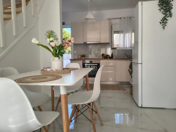 Rodini Home Ylia - Maisonette with yard