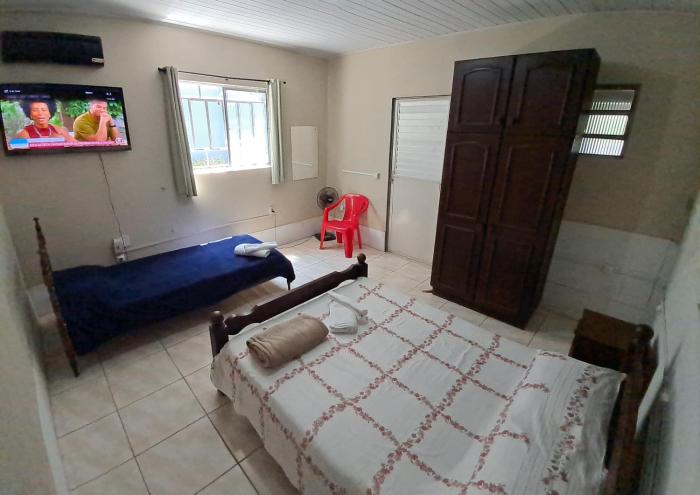 Em zona nobre espaço básico e funcional, privativo com 2 ambientes, sem fogão, com garagem