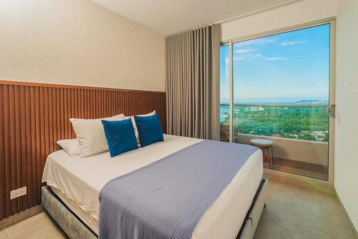 Apartment on the 21st floor, ocean and Sierra views