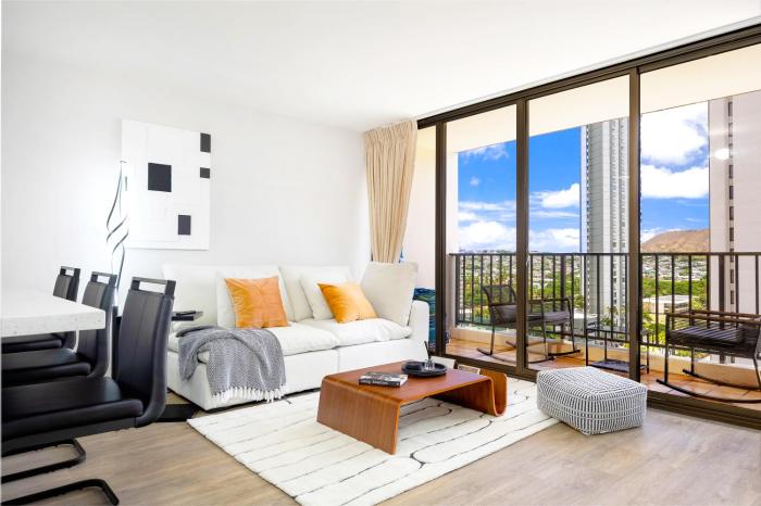 Freshly Updated Condo in Waikiki with Free Parking