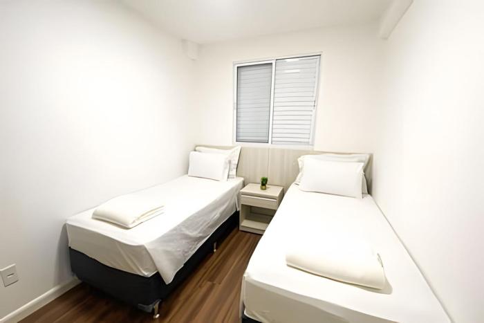 Apto com Piscina de Borda Infinita