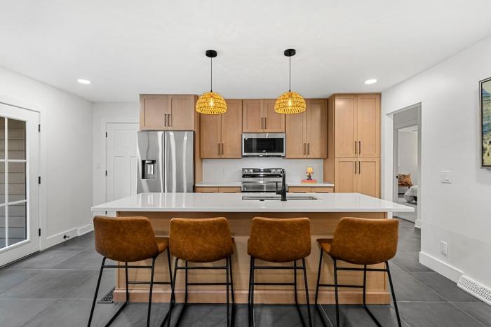 Modern Woodland Escape - Game Room - Grill