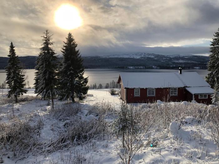 Nyrestaurert og koselig hytte ved Skjelbredvatnet.