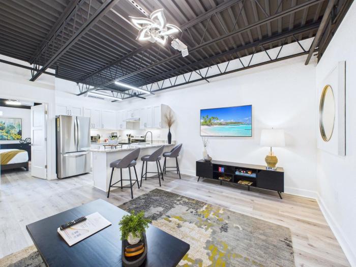 Modern Loft near Port, Beach, & Dining -Unit 201