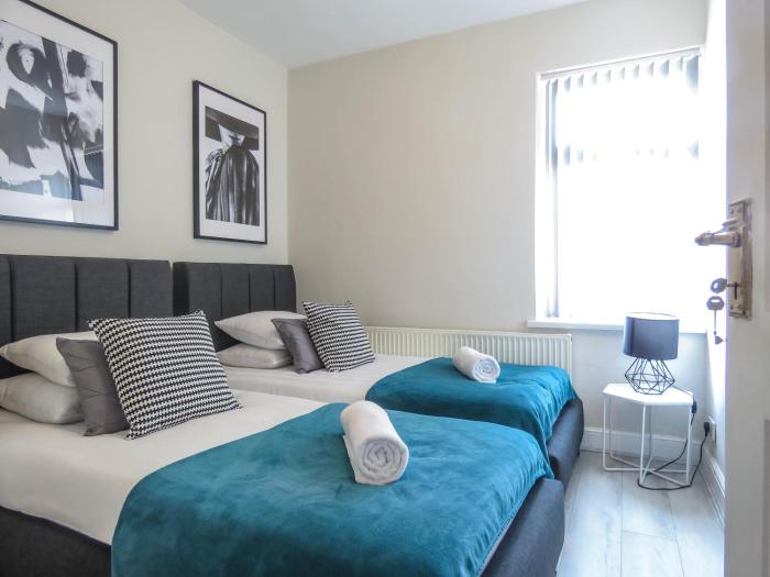 Tudors eSuites - Spacious 5 Bedroom House - #101R