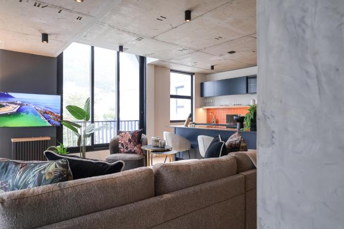 Modern & Spacious Penthouse with Ocean, Mountain & City Views