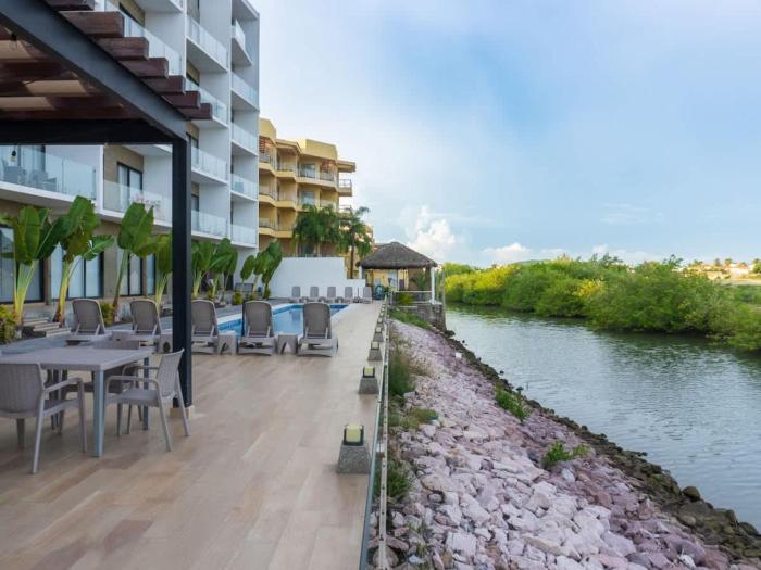 Marina view pool and restaurants nearby