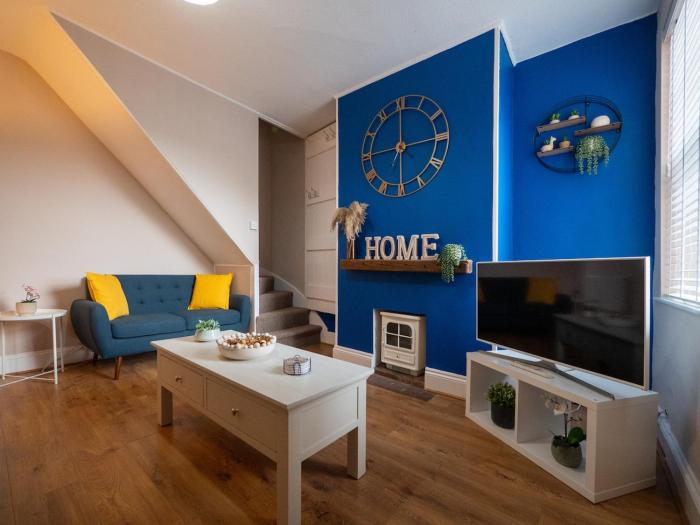 Whole Town House - Town centre!