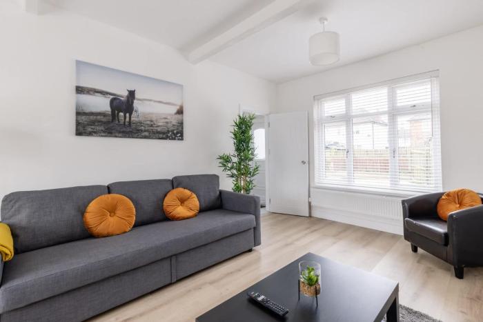 Free Parking - 4 Bedroom House