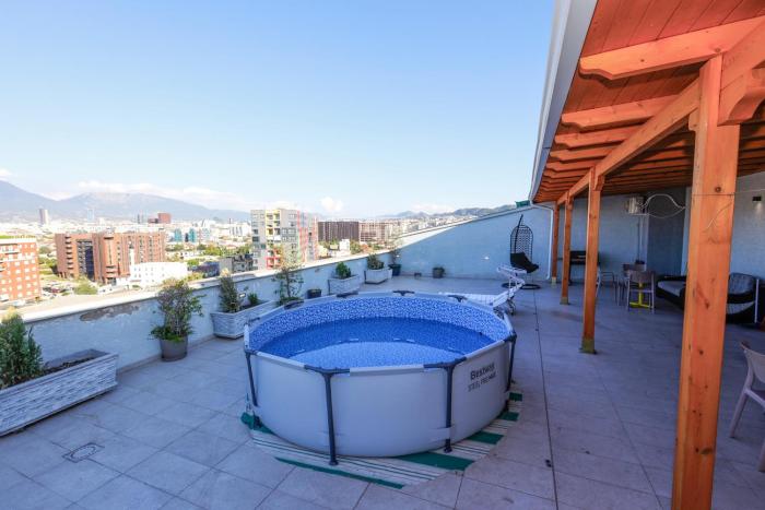 Rooftop 3BR Apartment with Hot Tub, Pool and Parking