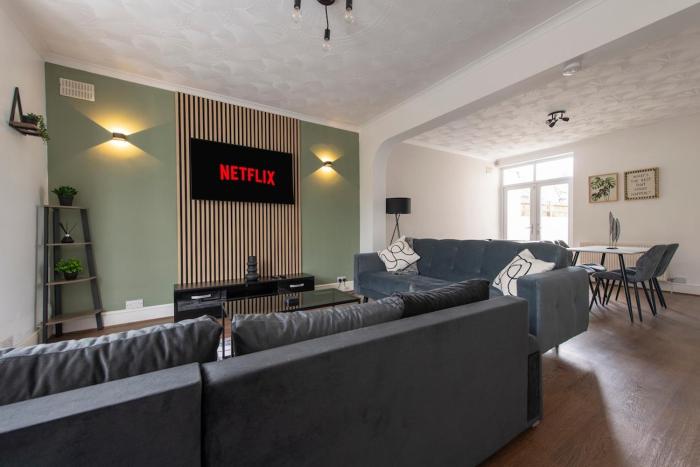 Specious 3 Bedroom House with Parking and Fast Wifi