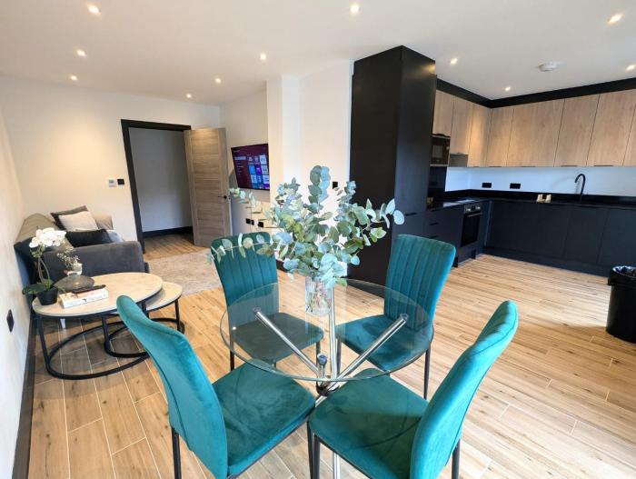 Elegant 2 bed flat with balcony in London