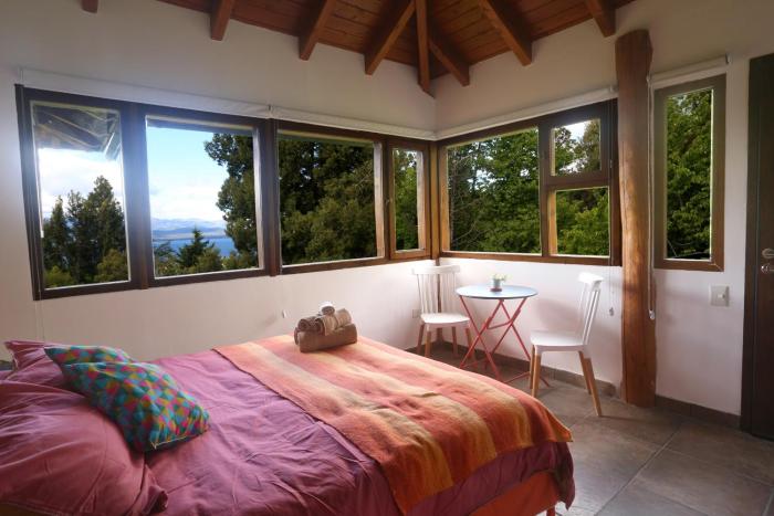 El Mononoambiente de Bariloche, con vista al lago