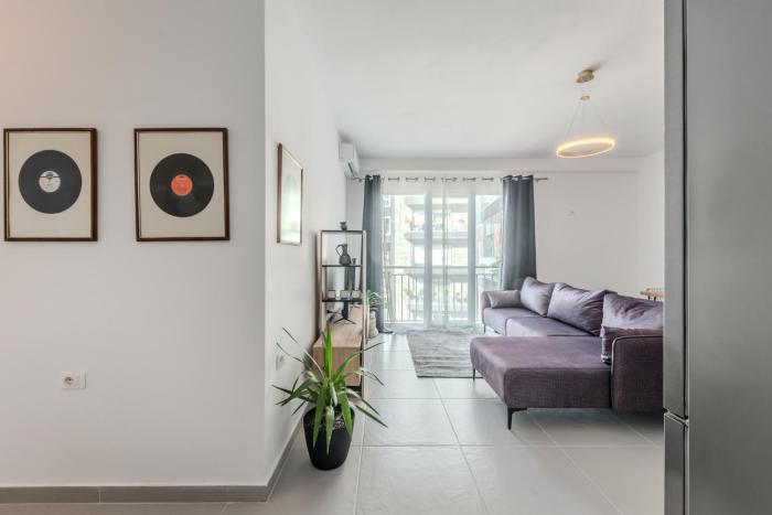 Central & Natural Light 2Bdr Private Parking