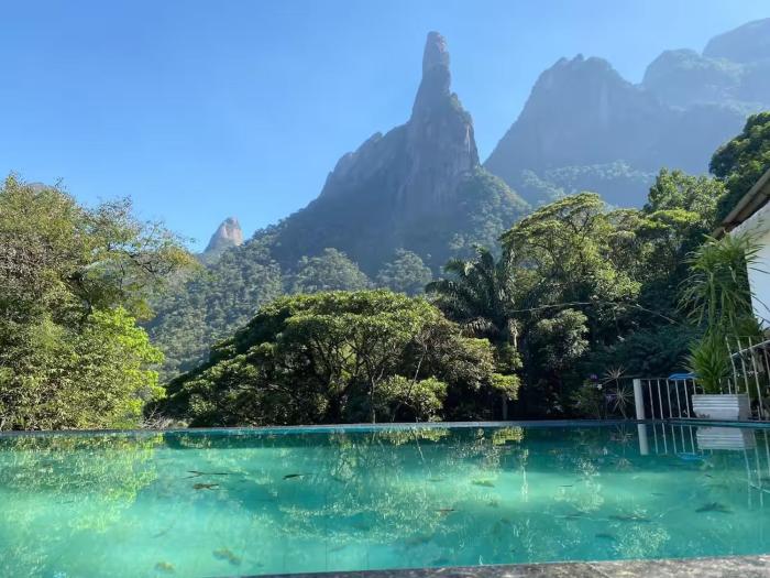 Piscina infinita e hidromassagem Dedo de Deus