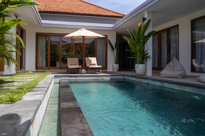 Seseh Beach-Bfast incl-Twin Villa Celestine Suite with Bathtub, in Shared Villa With Pool - 650m to Beach