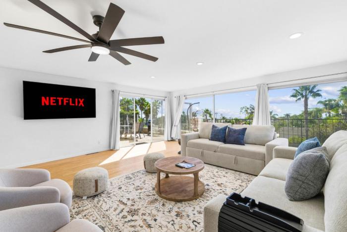 PB Ocean Views - Garage, Parking, King Bed
