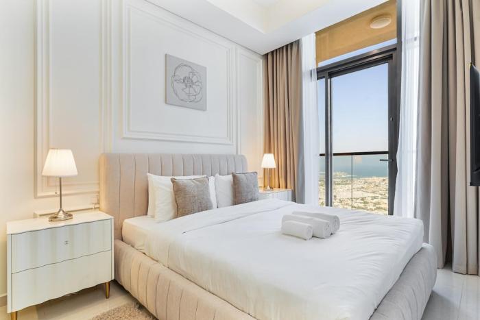 Serene 2BR with Canal Views, 7 Mins to Burj Khalifa