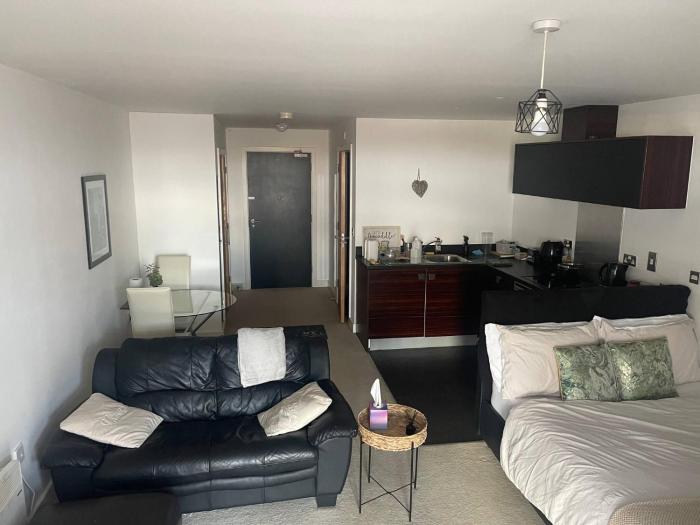 Home Away From Home 1 Bed Studio on Broad Street