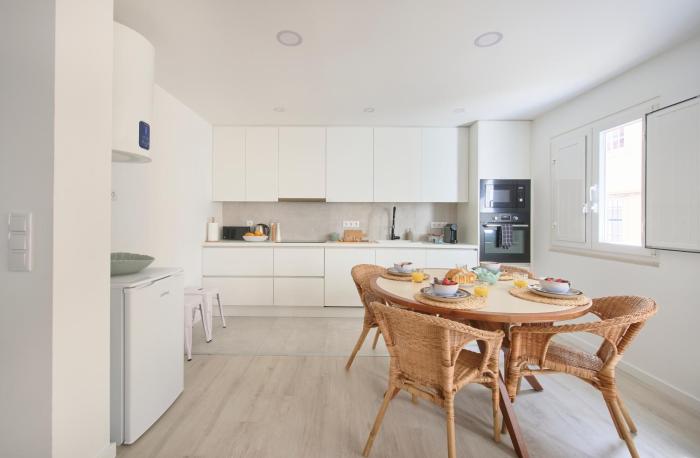 Central & Sunny Apt 10m to Beach, By TimeCooler