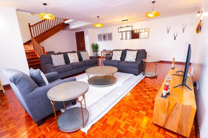 12 Pax Spacious & Warm Penthouse Near 24 Hour Supermarket