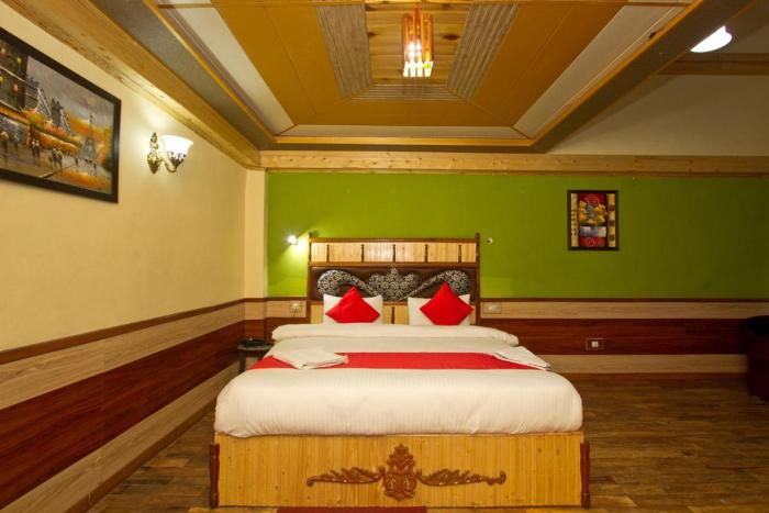 ishaan resorts near mall road 10 min walk and big parking