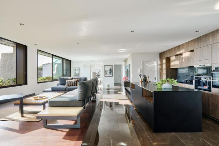 Stunning 3BR flat with parking 500m from the beach