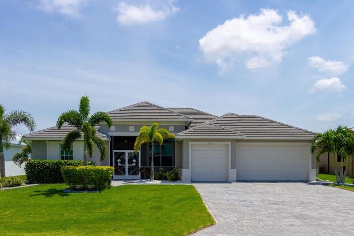 Bellissimo - luxury home pool and Jacuzzi, Kayaks