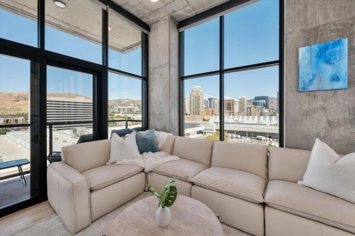 Luxury 2BR 2BA Penthouse-Pool, Gym, Pkg, Views!