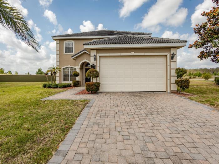 Beautiful 5 Bed Villa with South Facing Pool Spa Home close to Disney!