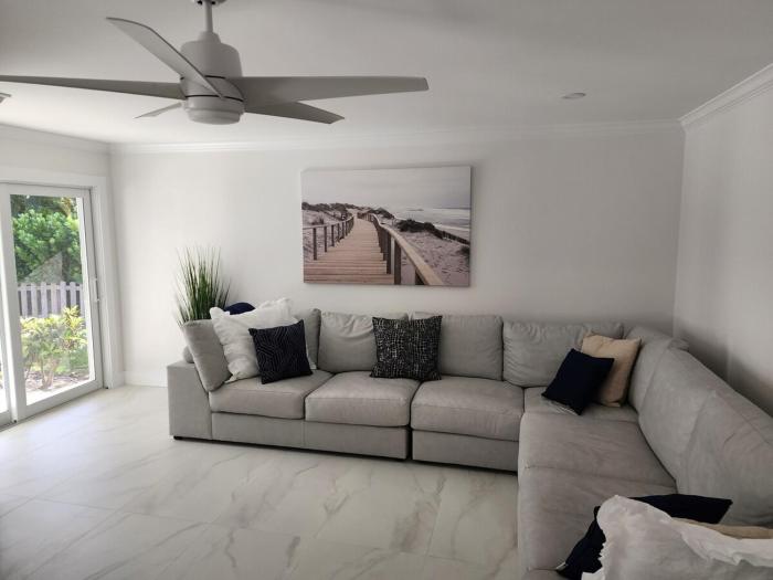 Jupiter Poolside Paradise Waterfront Luxury House with Boat Lift