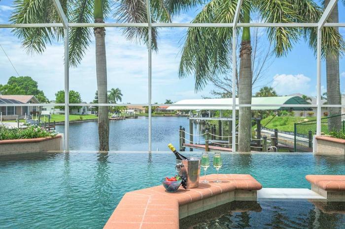 Marais is a Sunset Villa with a Pool and Canal Views Kayaks and Spa