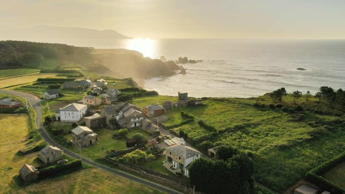 The Cliffs - Picon Seaside Cottage