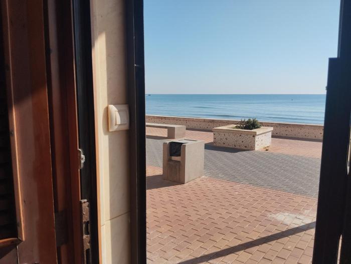 Apartamento en Primera Linea de Playa en Les Palmeres-Vistas al Mar-El Refugio del Mediterráneo