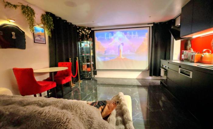 DRoom-Sauna Balneo & Cinema à Menton jusquà 4 invités