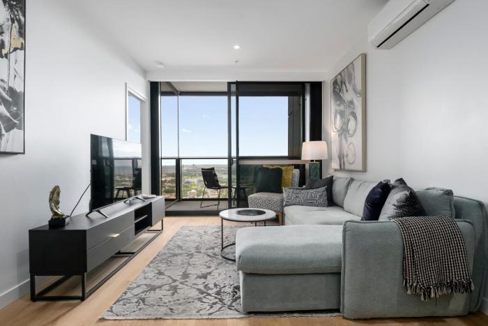 Luxury Sky-high Apt w Stunning Views & Parking