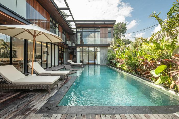 Grand 12-Bedrooms Villa Steps from Café Del Mar