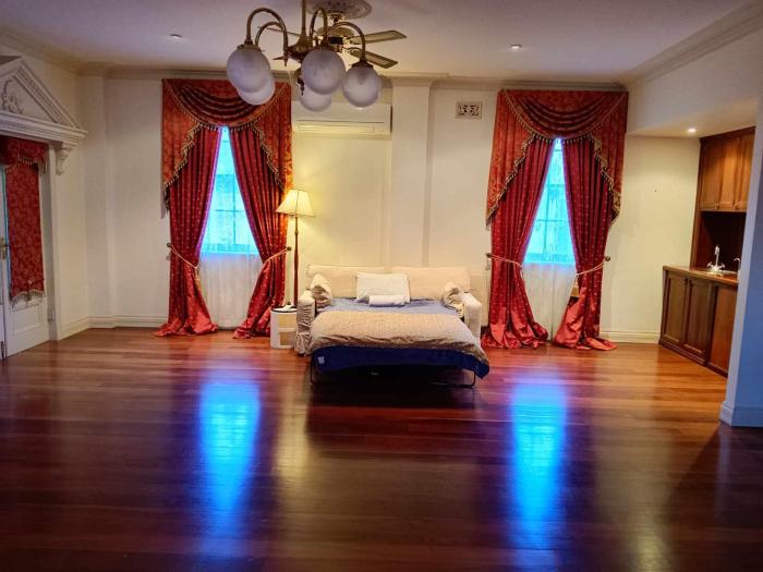 Large room with large balcony in vibrant Northbridge with free parking