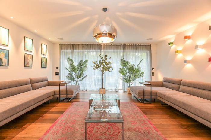 Architect-Designed Luxury Retreat 3BR Chessington - Pass the Keys