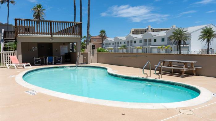 250 Paces to Beach Pool 1st Floor condo