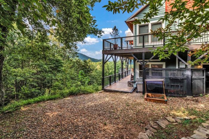 Cozy Mountain Retreat with Hot Tub and Fire Pit near Black Mountain, North Carolina