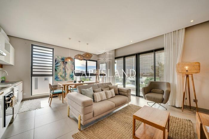 Penthouse with panoramic sea and mountain views