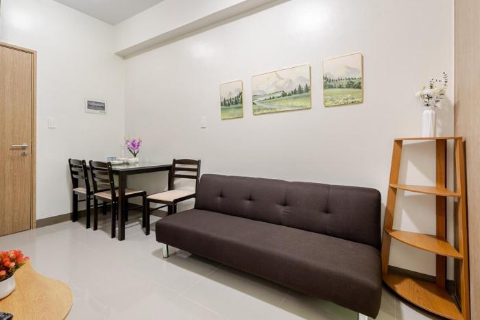 Near SM BF & Shopwise SLEX Accessible 2BR for 4
