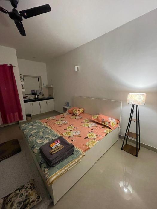 Peaceful white apartment near Premanand maharaj ji