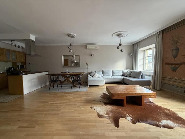 Main Square spacious studio with bathtub