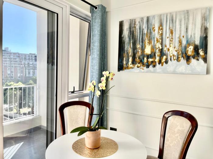 Modern new listing, 1 Bedroom ensuite with city views, separate living room, dining room and kitchen, balcony, Solar power and fast wifi, at the heart of Cape Town